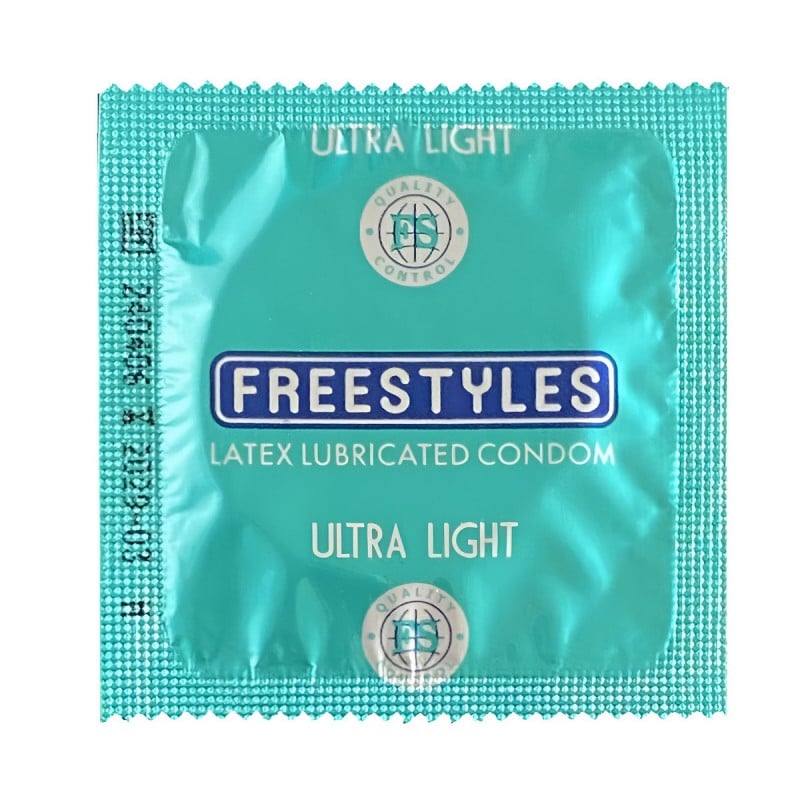 Светло-голубая упаковка с надписью Ultra Light и цифрой 3, изображение презерватива