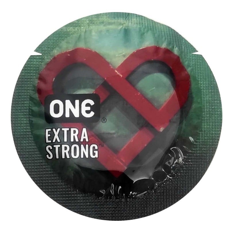 Темная упаковка ONE Extra Strong с серебристым и красным дизайном, надпись 1 шт