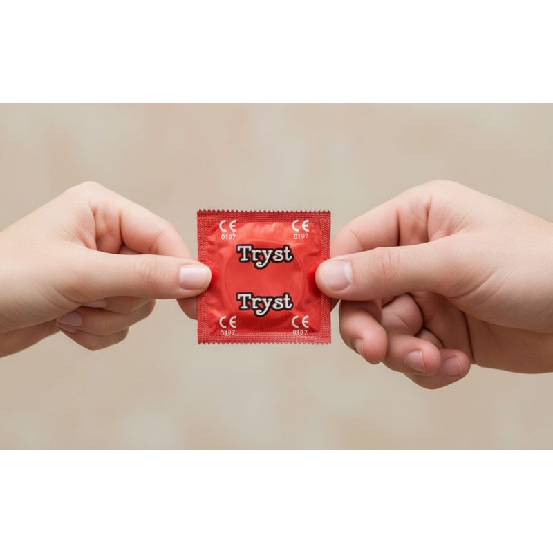Прозрачная пластиковая баночка с презервативами TRYST, черная крышка, 15 штук