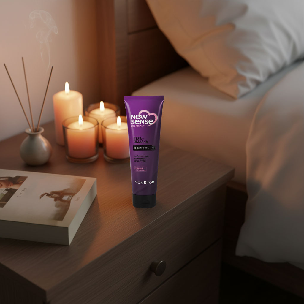 Два прозорі флакони NewSense NonStop з помаранчевими ковпачками, білий фон