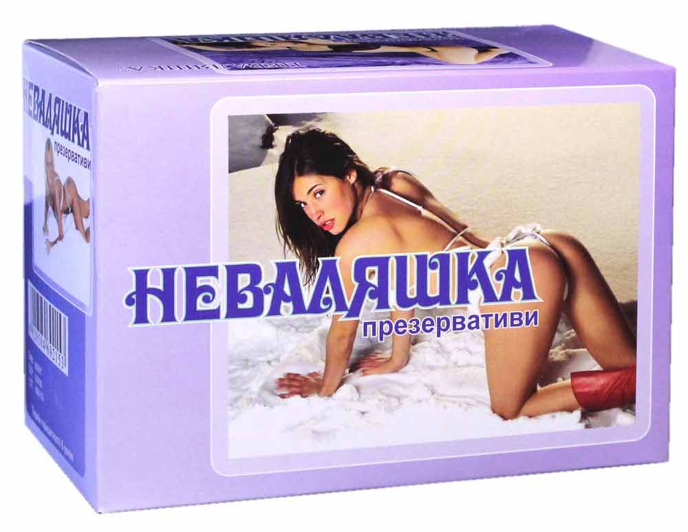 Кольорові коробки презервативів Неваляшка по 3 штуки, складені у блок з 24 пачок