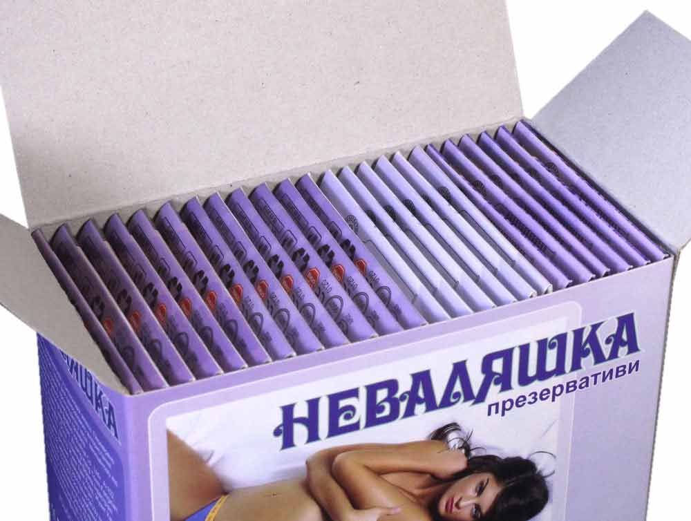 Синя та жовта картонна упаковка з написом Неваляшка, 24 пачки по 3 презервативи