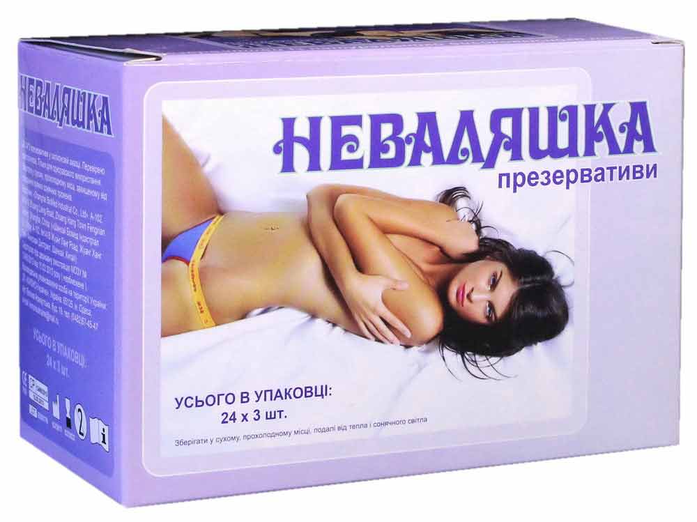 Три кольорові упаковки Презервативи Неваляшка 3шт із синім, жовтим і зеленим дизайном