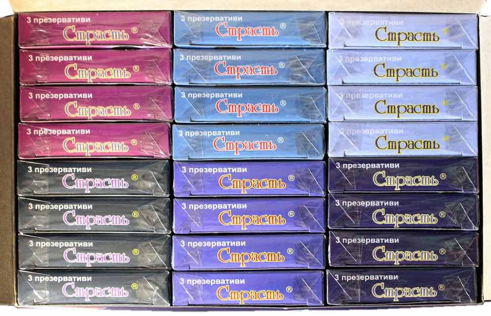 Красные упаковки презервативов Страсть с фруктовым ароматом, блок 24 пачки по 3шт