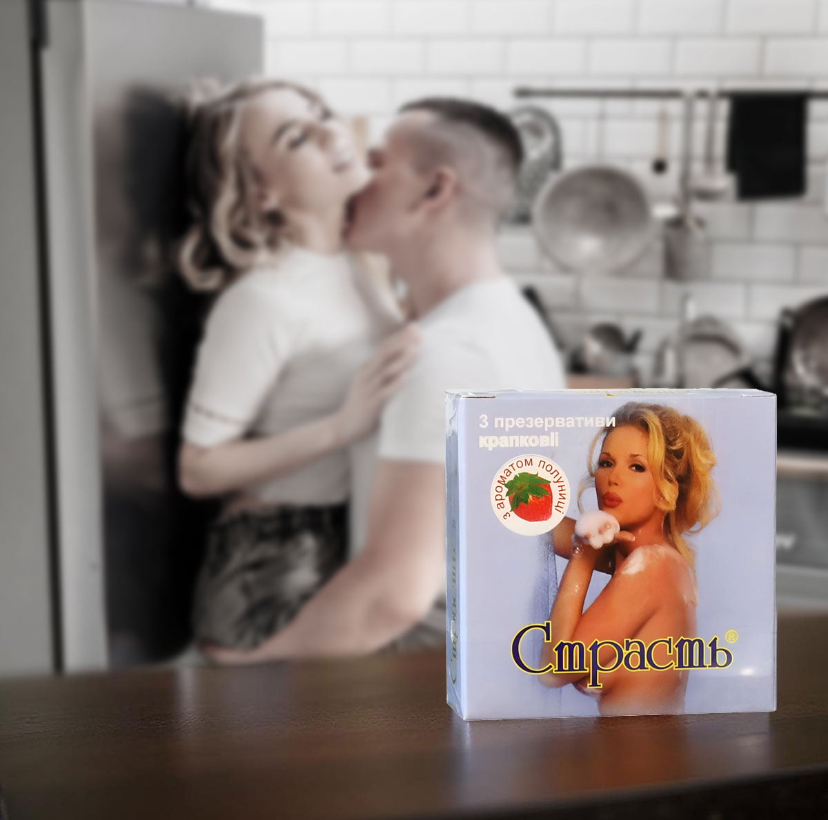 Матовый черный картон с красно-желтым логотипом Страсть и надписью 3 dotted ароматизированные