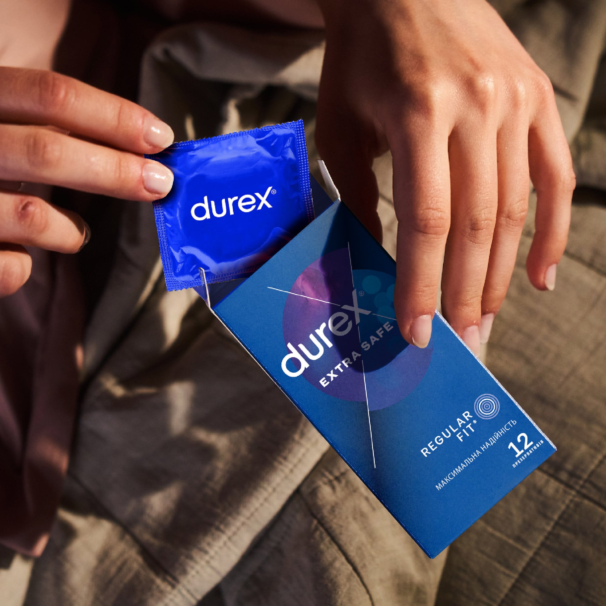Сині коробки DUREX Extra Safe 6 упаковок по 12 штук на білому фоні