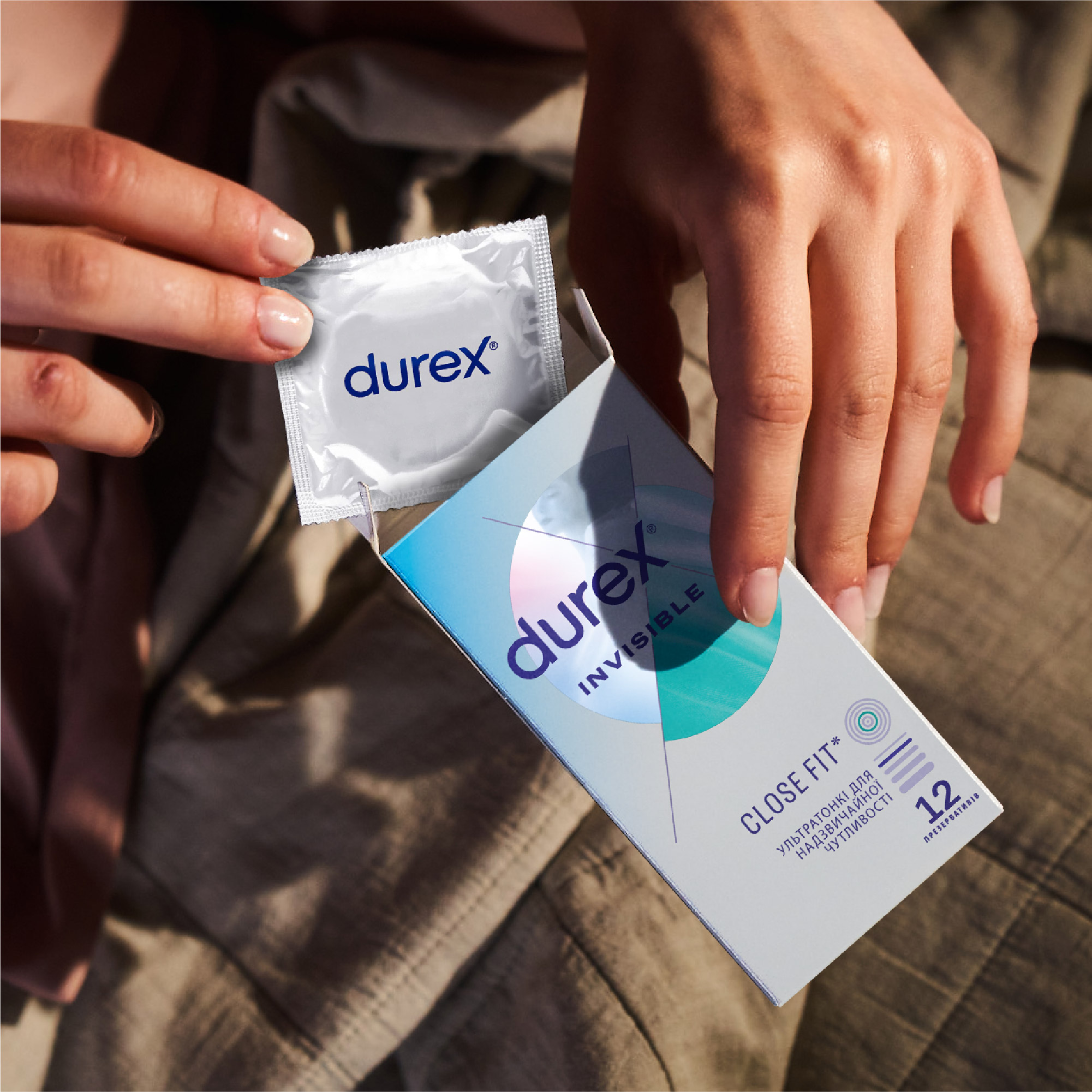 Серебристо-голубая коробка Durex Invisible с надписью 12 презервативов
