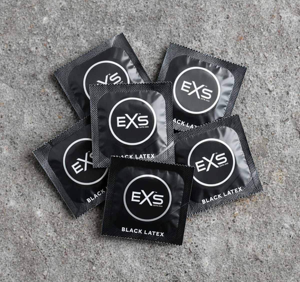Чорна упаковка EXS Black Latex із сріблястим логотипом та написом 6 condoms