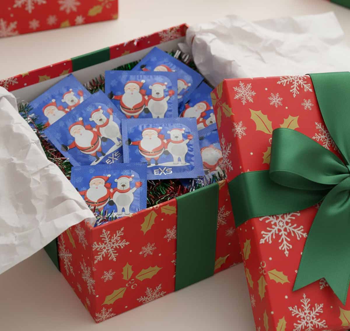 Дизайн новорічної серії EXS New year на чорному фоні, упаковка з двома презервативами