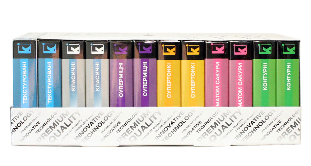 Несколько коробок презервативов Kimono с синим и белым оформлением на белом фоне