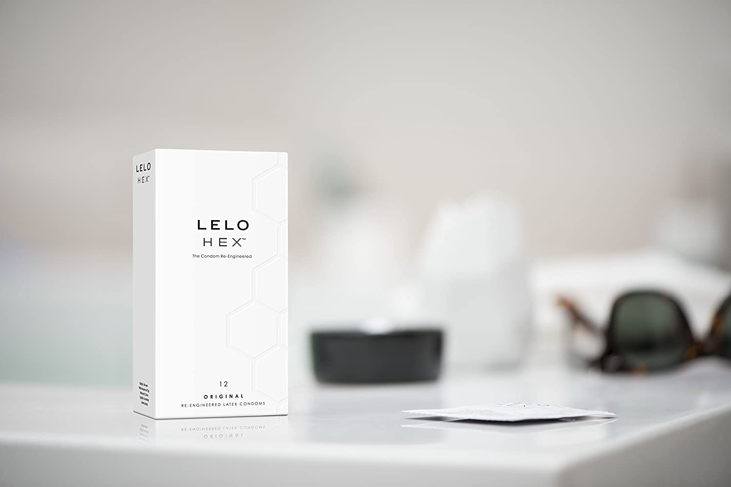 Світло-сіра упаковка Lelo HEX Original з шістнадцятикутним візерунком та написом 12 шт
