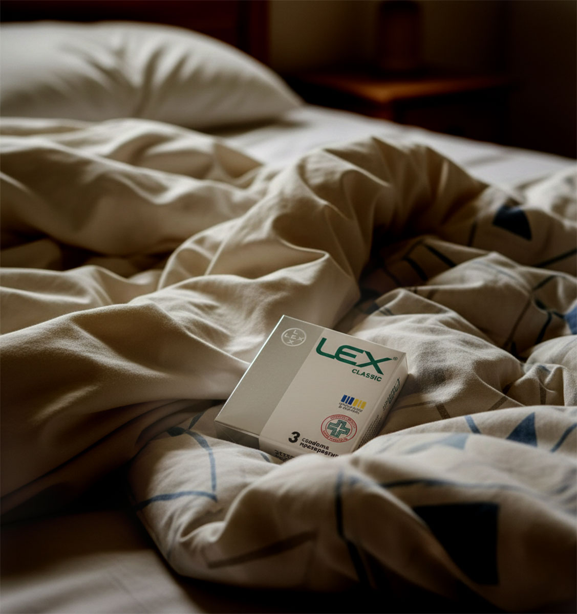 Синий фон, белая упаковка презервативов LEX Classic с надписью 3 шт