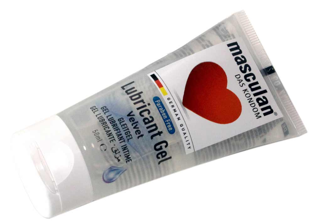 Белый пластиковый флакон Masculan Velvet с розовой этикеткой 50мл на белом фоне