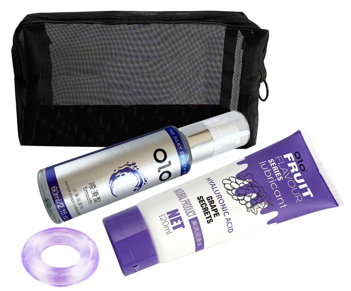 Фіолетова косметичка з двома тюбиками лубриканту та прозорим кільцем на білому фоні