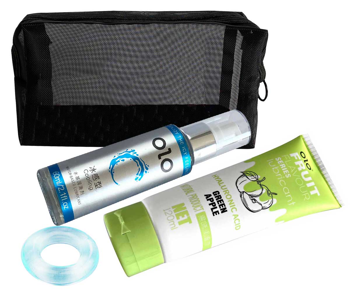 Блакитна косметичка з двома тюбиками лубрикантів та прозорим кільцем на білому фоні