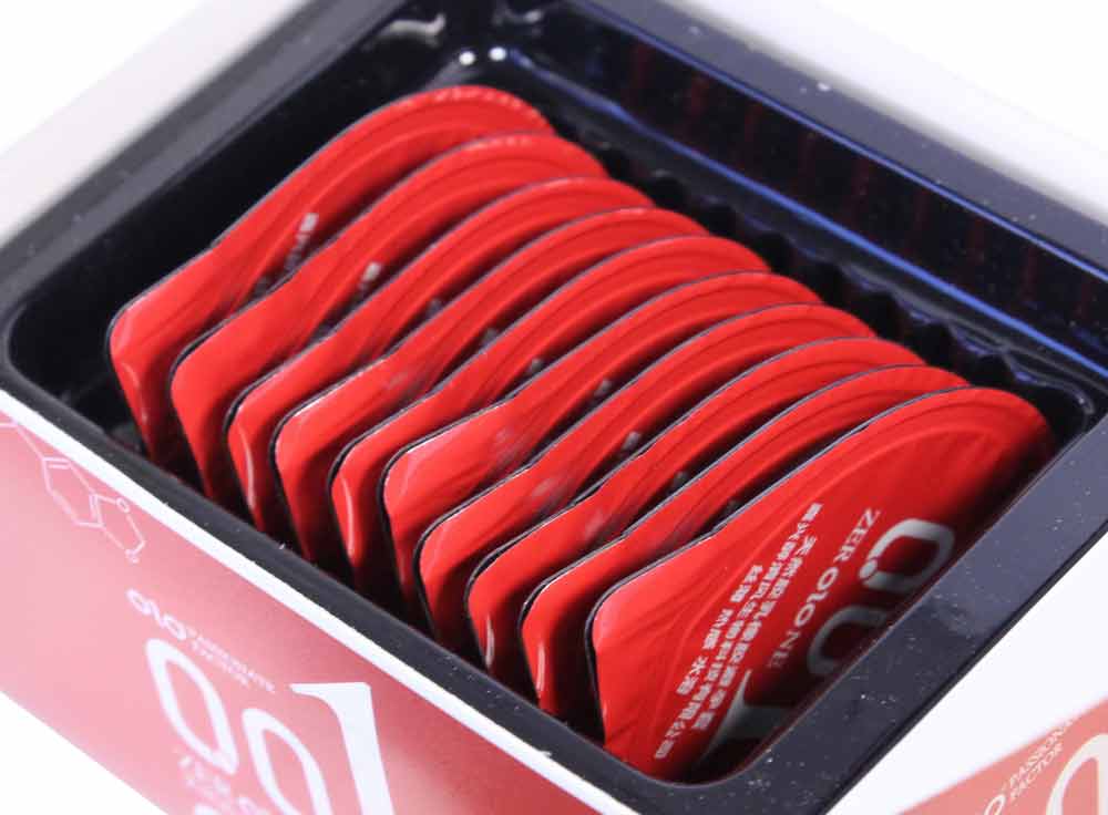 Красная коробка Olo 0.01 RED 10 шт с надписью и иероглифами, указана толщина 0.01 мм