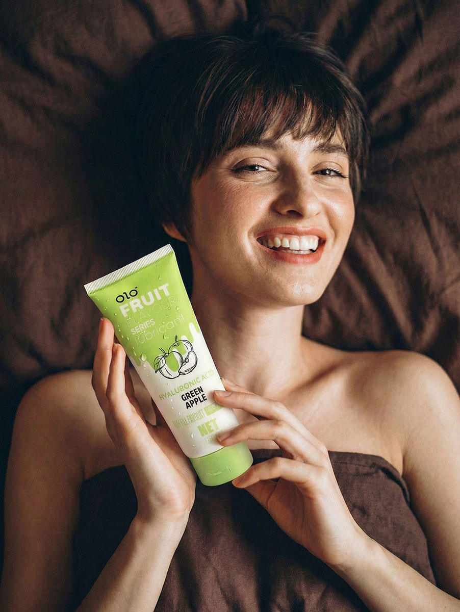 Прозрачный пластиковый флакон с зеленым гелем OLO Fruit Green apple 120мл и надписью на белом фоне
