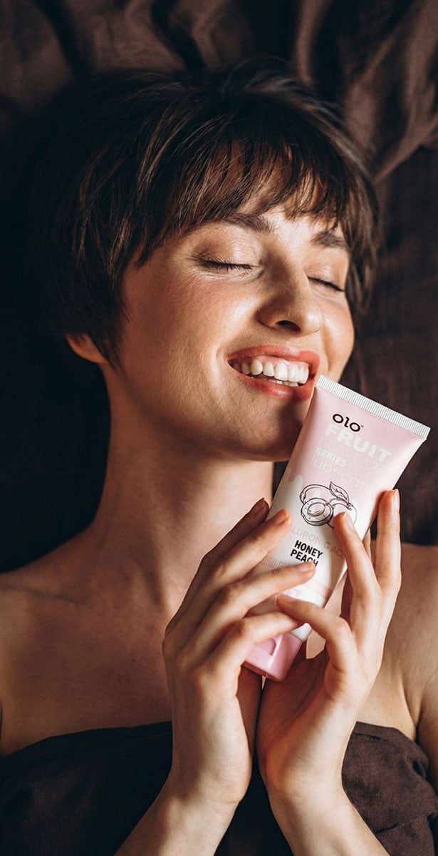 Прозрачный флакон с желтым лубрикантом OLO вкус персика 120мл на белом фоне