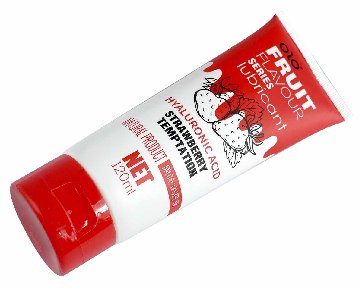 Прозрачный флакон с розовым гелем OLO клубника 120мл и клубникой на белом фоне