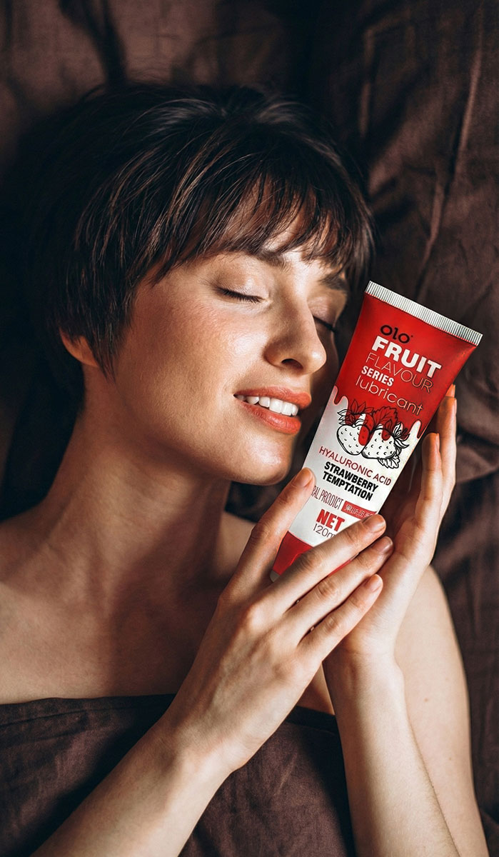 Прозрачный пластиковый флакон OLO с клубничным лубрикантом 120 мл и красной этикеткой