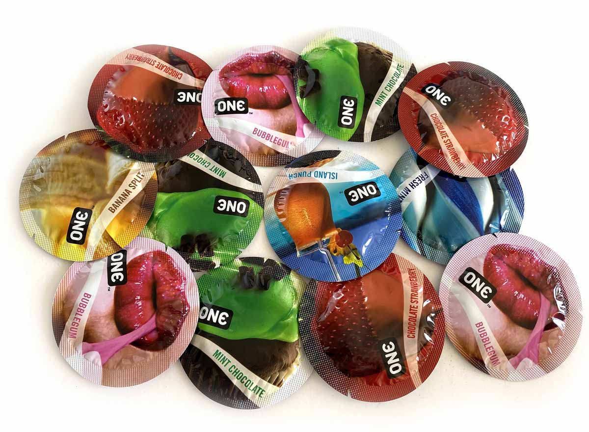 Яскрава упаковка ONE Flavor Waves із зображенням фруктів, написом 12 шт та 6 смаків