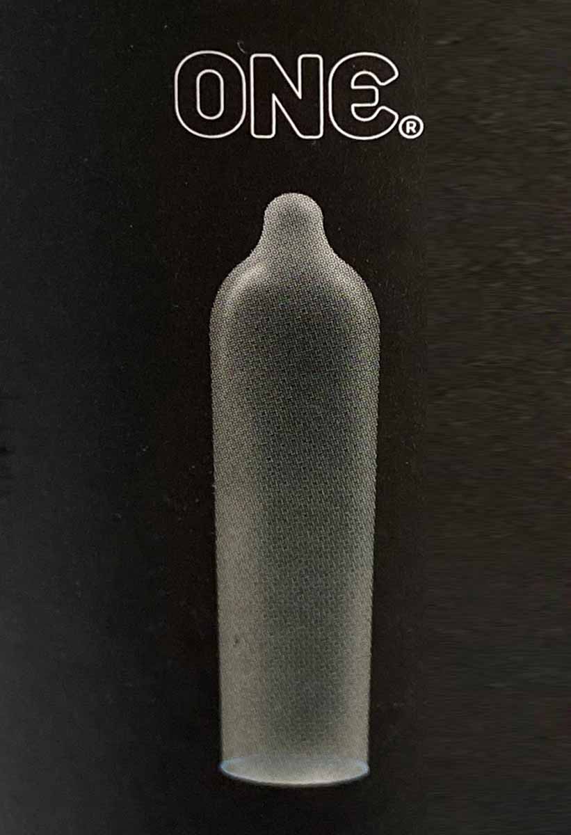 Чорна коробка з фіолетовим написом ONE Legend Extra large, 12 презервативів особливої форми