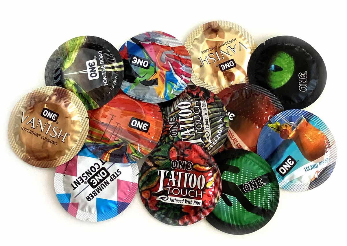 Фіолетова коробка ONE Mixed Pleasures 12 шт із шістьма видами презервативів