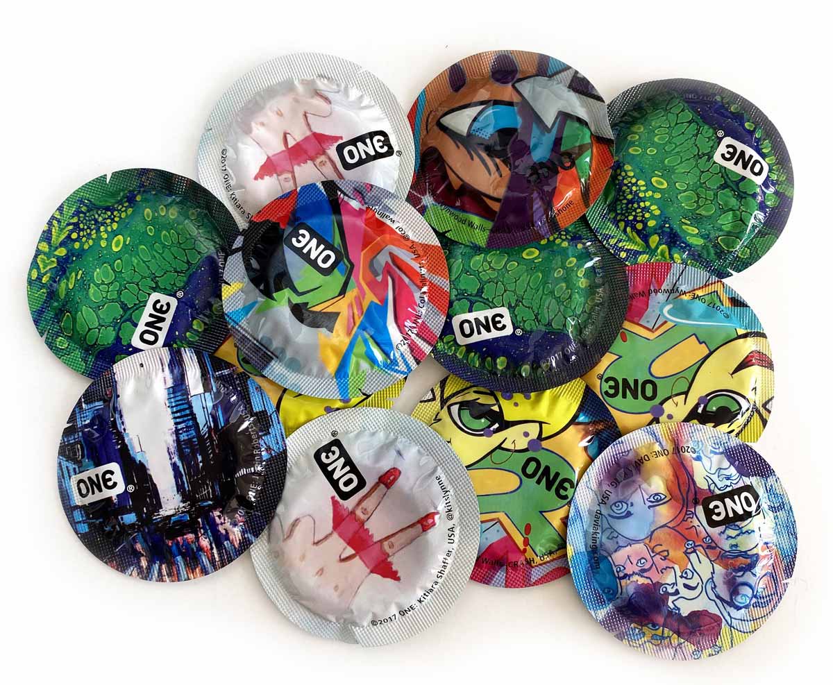 Червона упаковка ONE Pleasure Plus з написом Pleasure Plus, 12 шт, подвійне задоволення