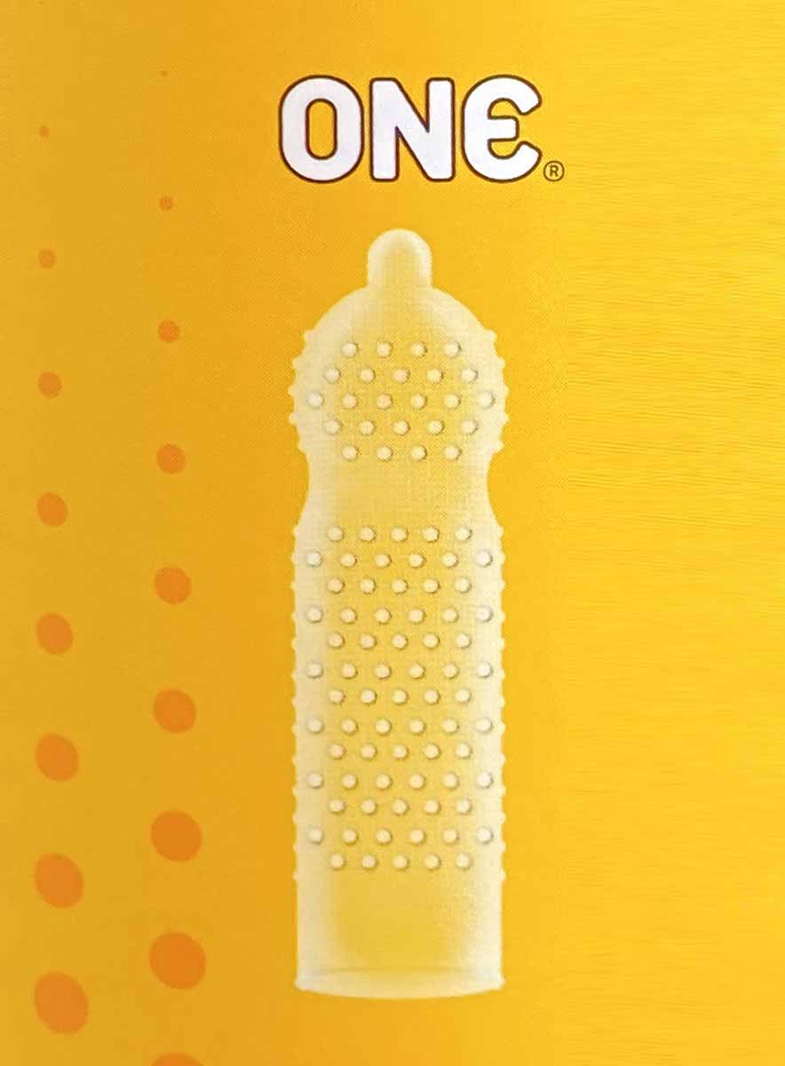 Темно-фіолетова коробка ONE Super Studs з жовтим написом та позначкою 12 презервативів