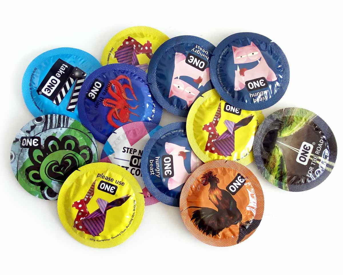 Чорна упаковка з фіолетовим написом ONE Super Studs, 12 презервативів з пухирцями