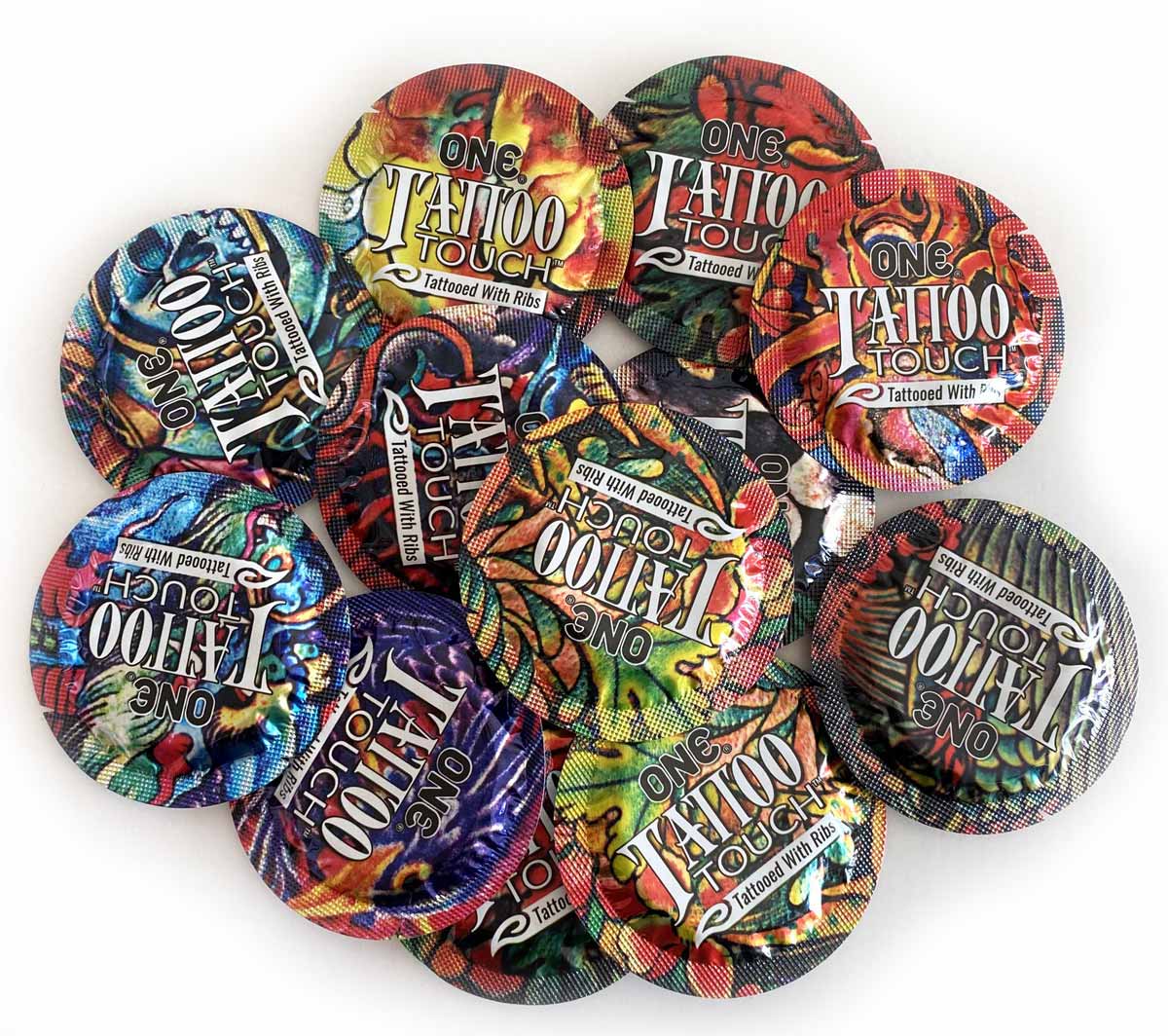 Чорна коробка з яскравим тату-дизайном, напис ONE Tattoo Touch, 12 презервативів