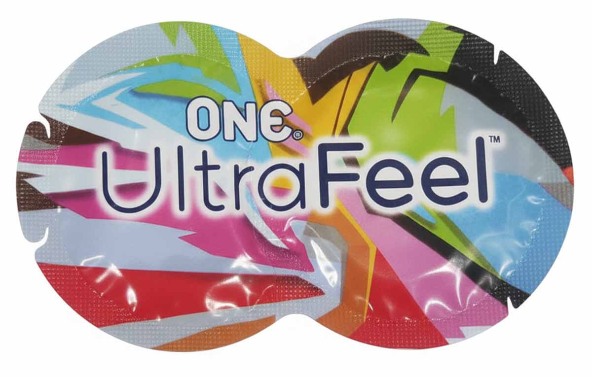 Срібляста упаковка презерватива ONE Ultrafeel 1шт із білим лубрикантом на білому фоні
