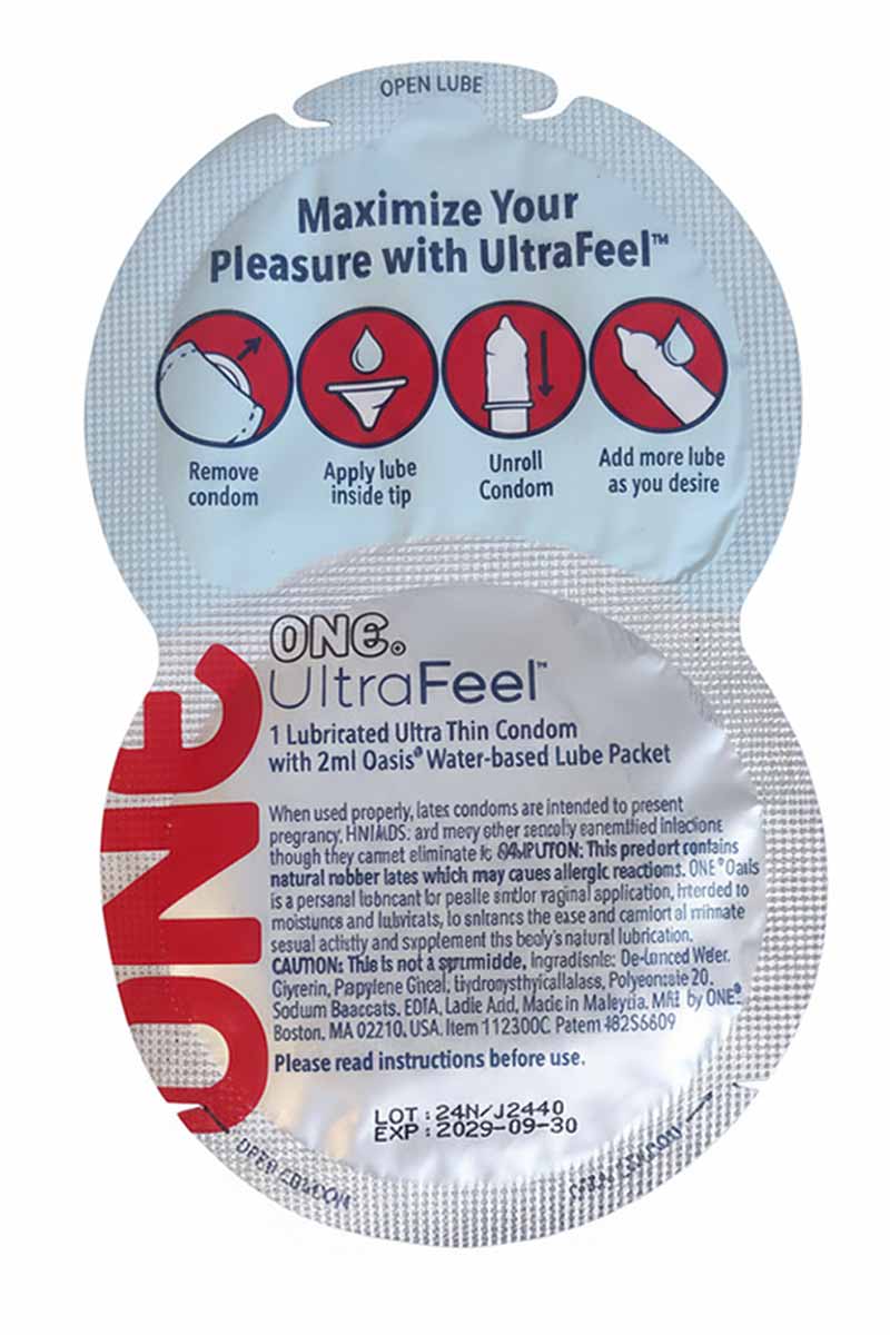 Фіолетова упаковка ONE Ultrafeel та пакетик лубриканта на білому фоні