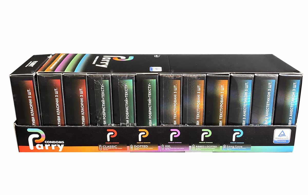Несколько разноцветных коробок презервативов Parry на белом фоне
