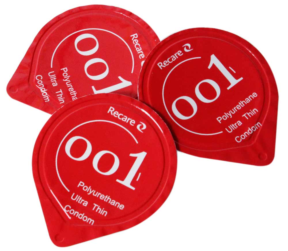 Білий поліуретановий презерватив Recare 0.01 на синьому фоні, 1 штука