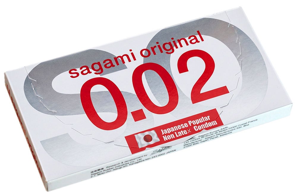 Белая упаковка Sagami Original 0.02 с надписью и шестью отдельными коробками, 12 штук