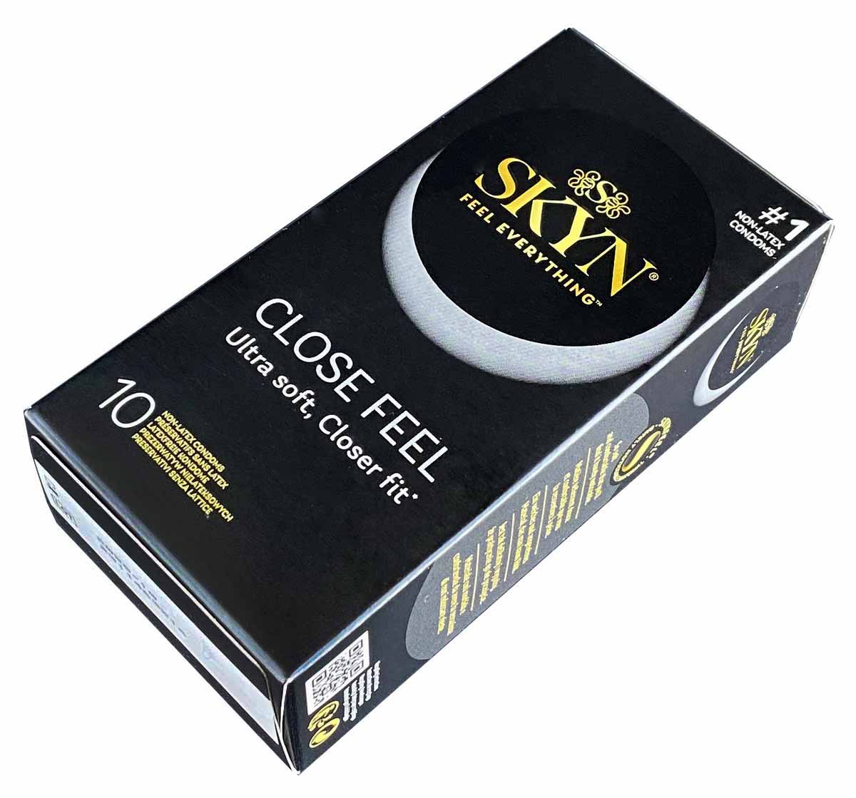 Матовый черный фон с золотой надписью SKYN Close Feel и указанием 10 штук