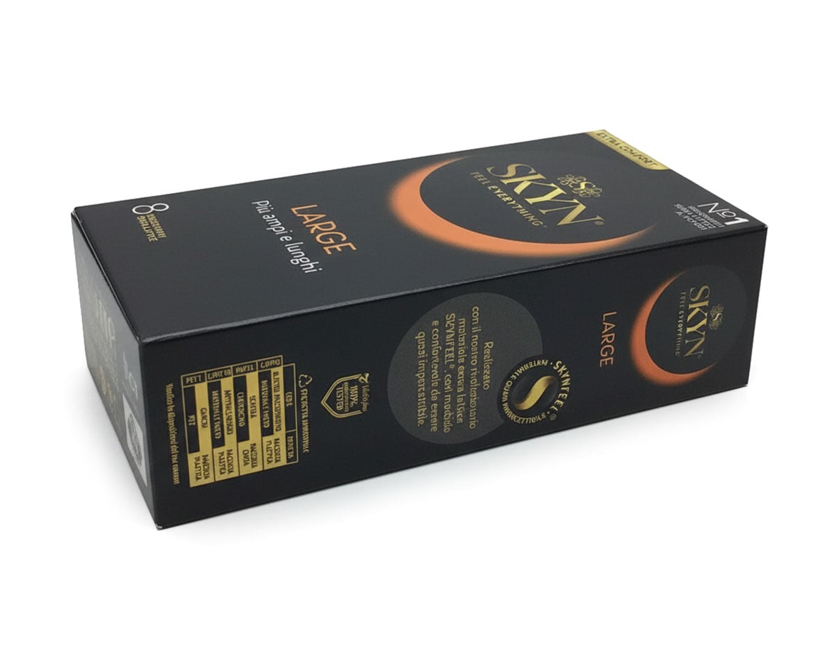 Матовий чорний фон з упаковкою SKYN Large 8 шт, золоті та білі написи, синя позначка King size