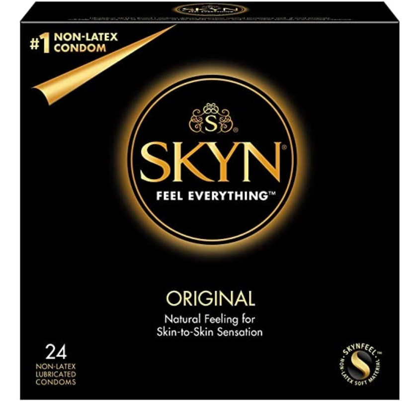 Матовий чорний картон з великим золотим логотипом SKYN Original та написом 24 szt