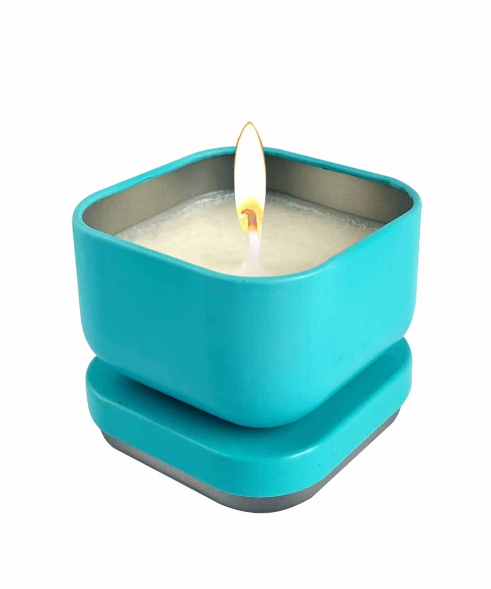 Синя металева банка свічки Заборонені ласки 50мл з білим написом на білому фоні