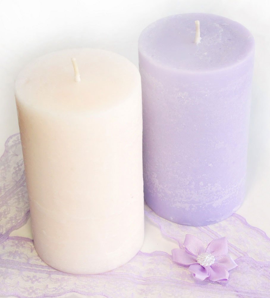 Два великі скляні свічки з білим воском, етикетки Жасмін і Лаванда, на світлому фоні