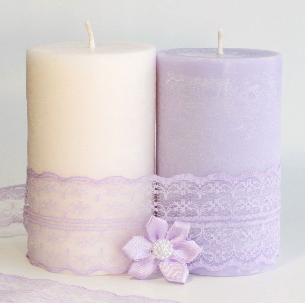 Два великі скляні свічки з білим воском, фіолетовою та жовтою етикетками, жасмін і лаванда