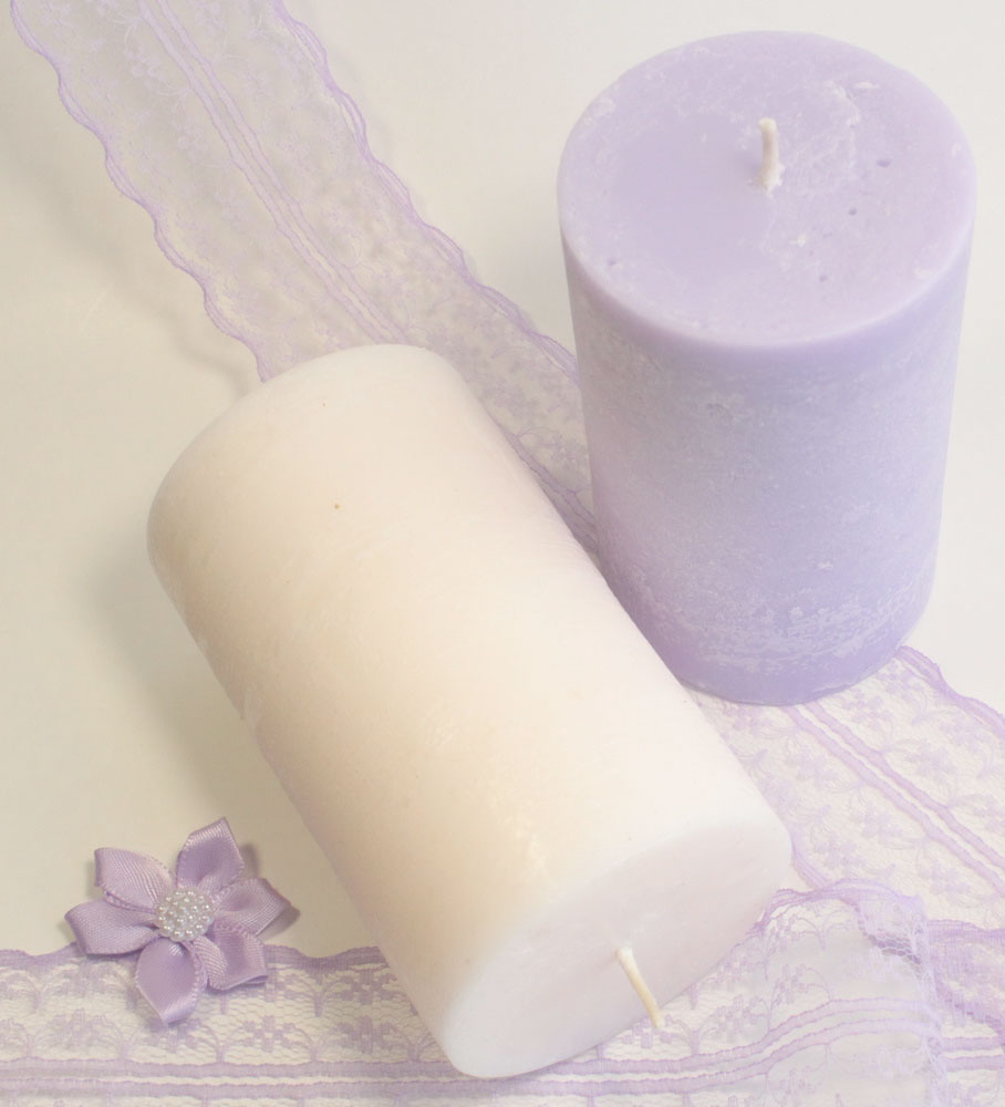 Два великі скляні свічки з білим воском, етикетки Жасмін і Лаванда, на світлому фоні