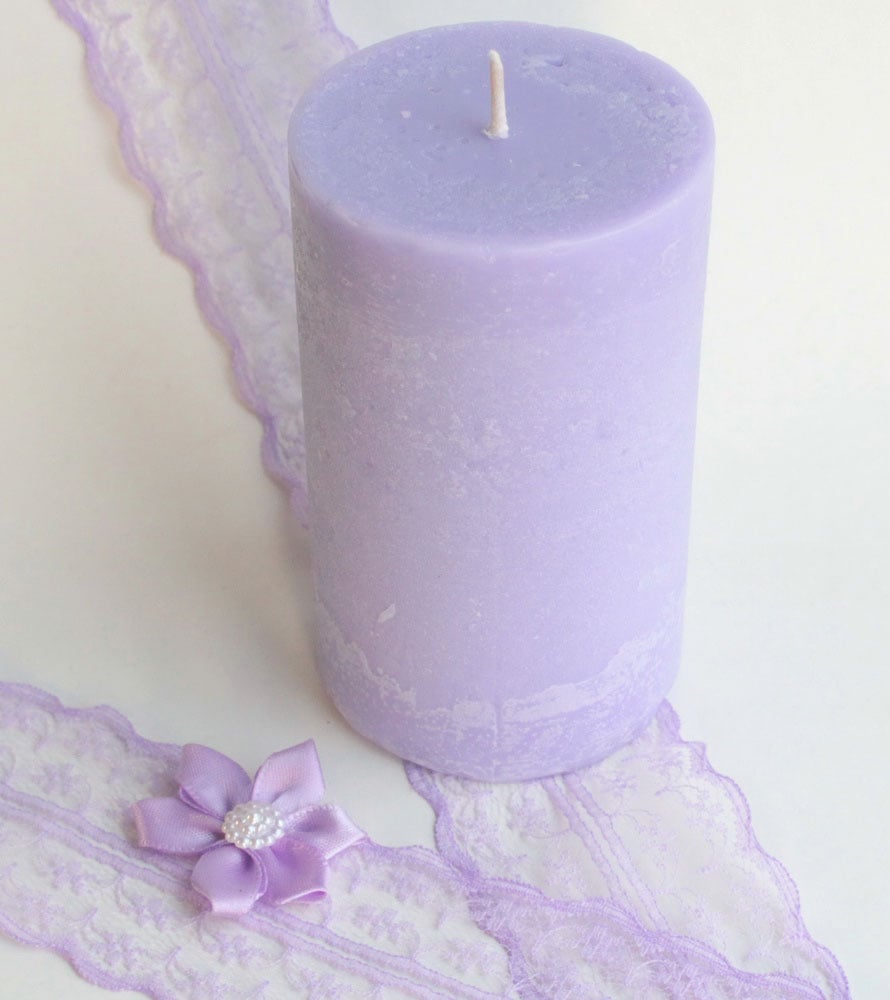 Фиолетовая свеча в прозрачном стакане с надписью Lavanda и коробкой на белом фоне