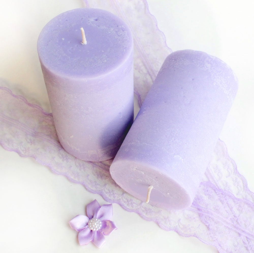 Белая цилиндрическая свеча с фиолетовой этикеткой Lavanda, 6 штук, на светлом фоне