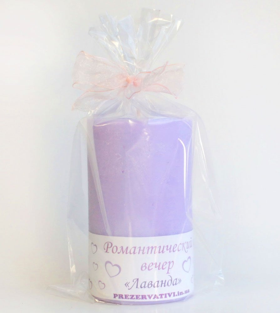 Белая свеча в прозрачном стакане с фиолетовой этикеткой и надписью Lavanda 6-10