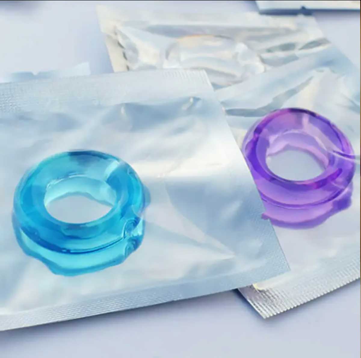 Прозоре силіконове ерекційне кільце Tryst GLYDE RING на білому фоні