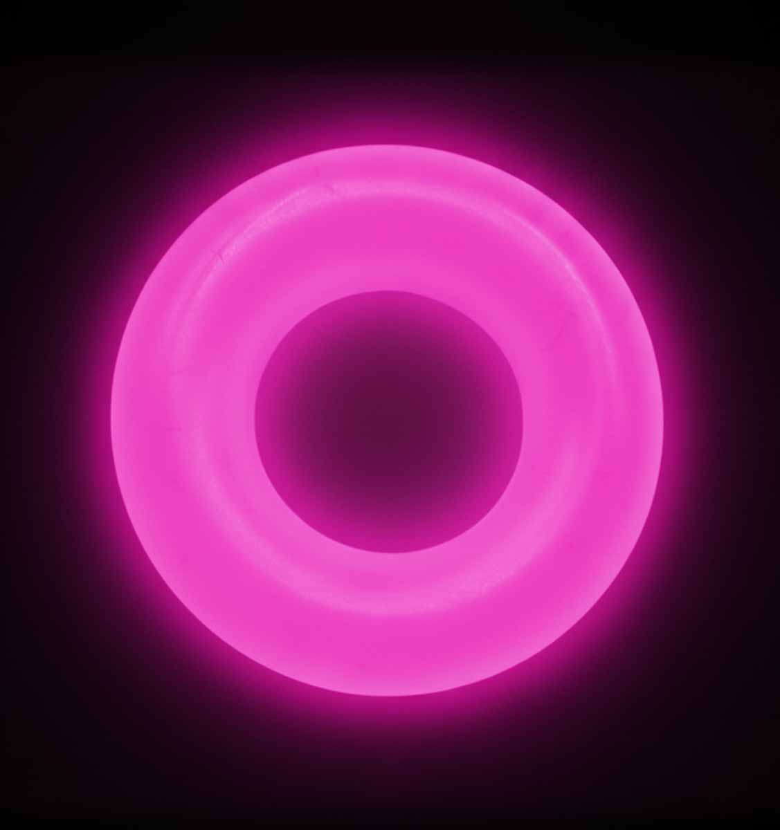 Яскраво-рожеве силіконове ерекційне кільце Tryst без упаковки на білому фоні