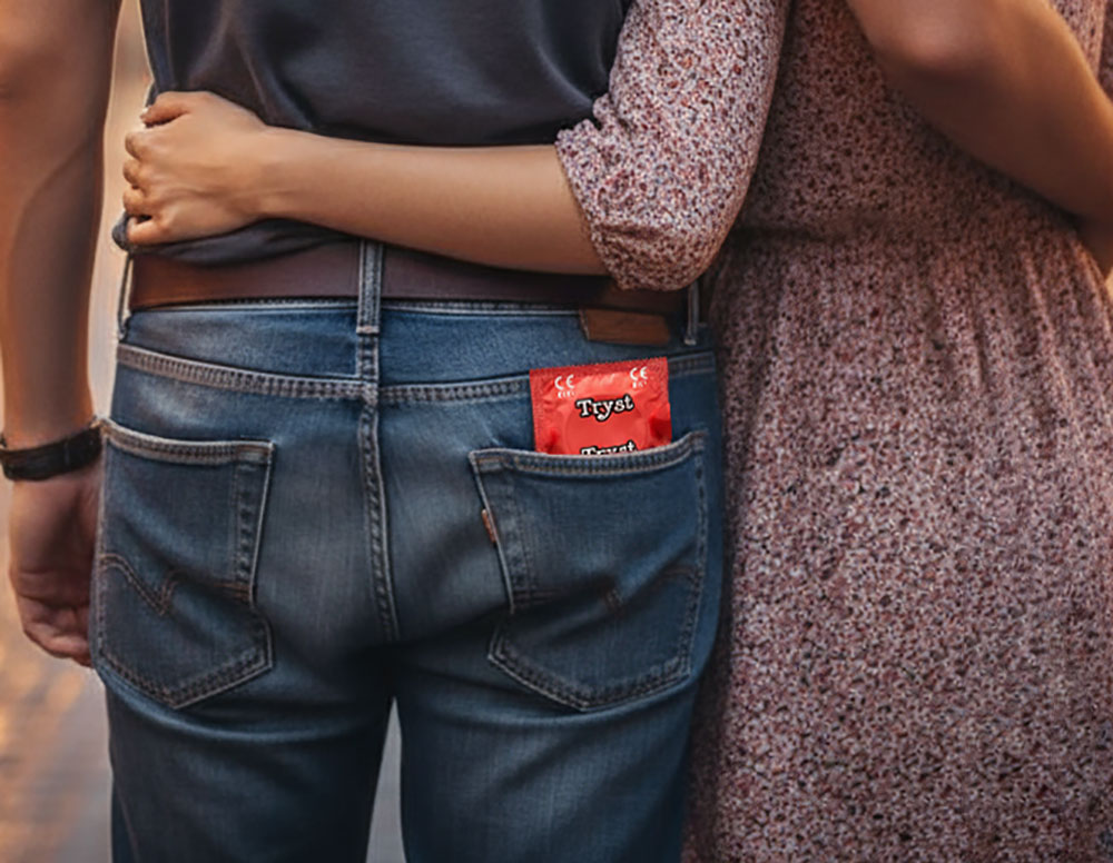 Прозрачная пластиковая баночка с презервативами TRYST, этикетка с надписью 'Кое-что к чаю...', 15 штук