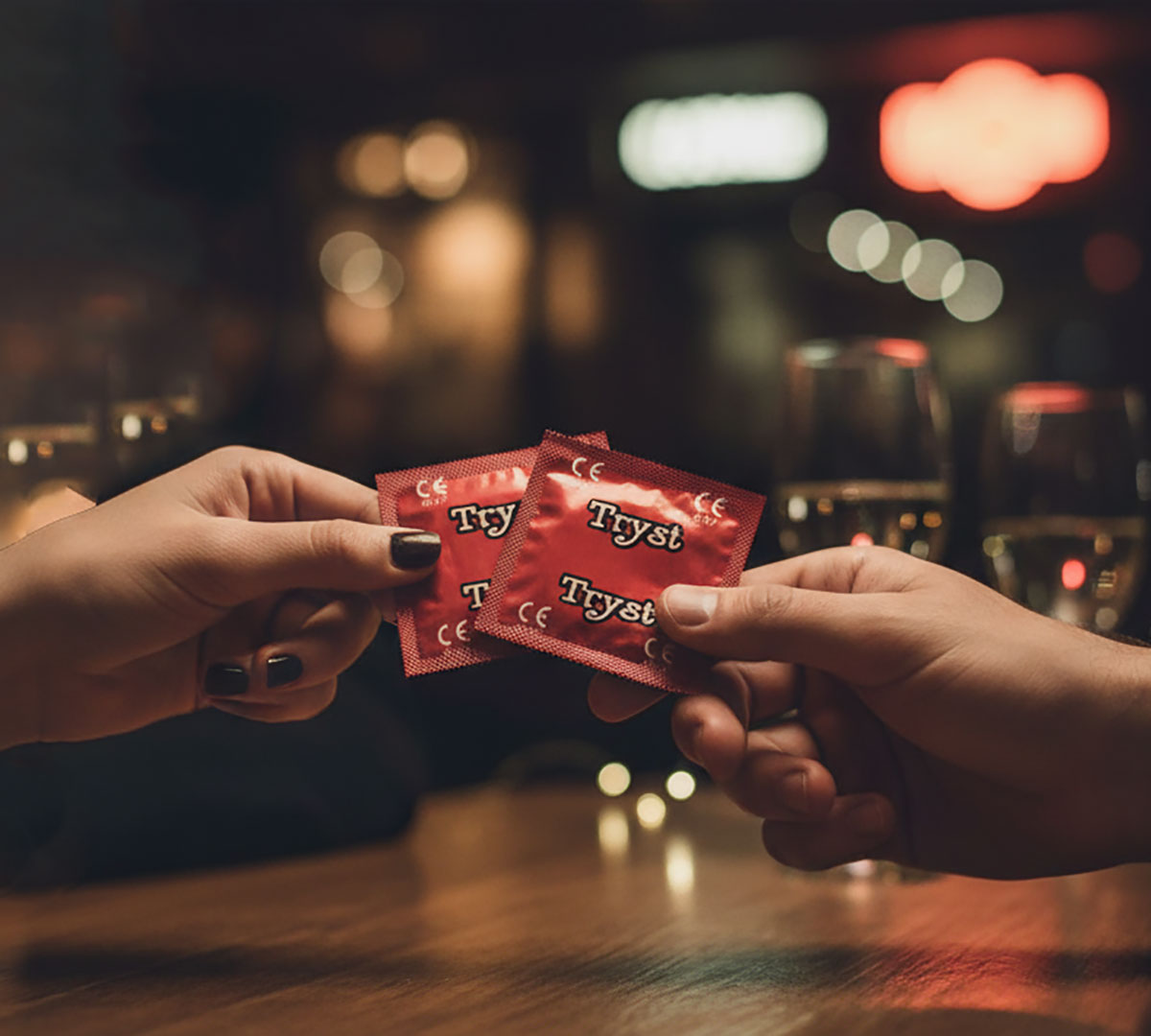 Три чорні коробки TRYST Light 12 шт із сріблястим логотипом та жовтою смугою